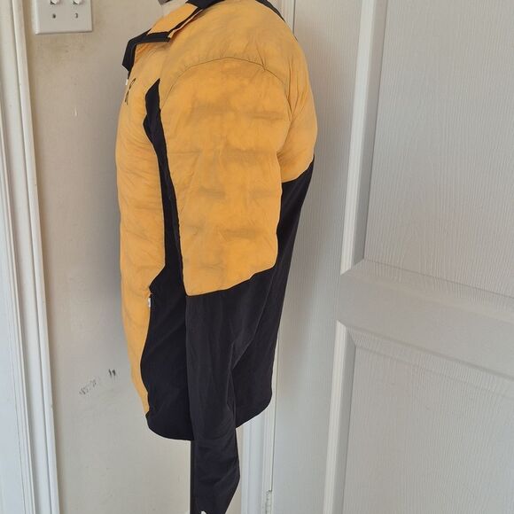 On Running Men's Climate Jacket in Yellow and Black - Picture 4 of 16